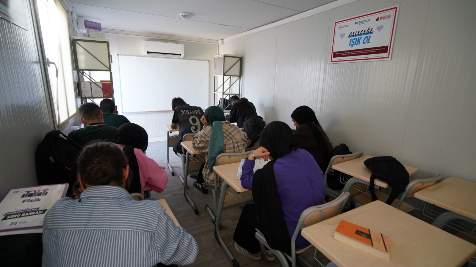 ''Geleceğe Işık Ol'' Projesi Kapsamında Eğitim Faaliyetlerimiz Devam Ediyor