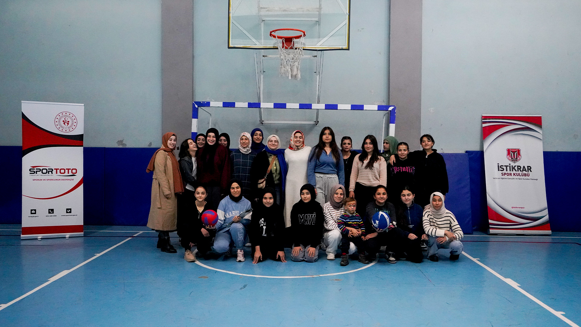 Kız Öğrencilerle Voleybol Turnuvası