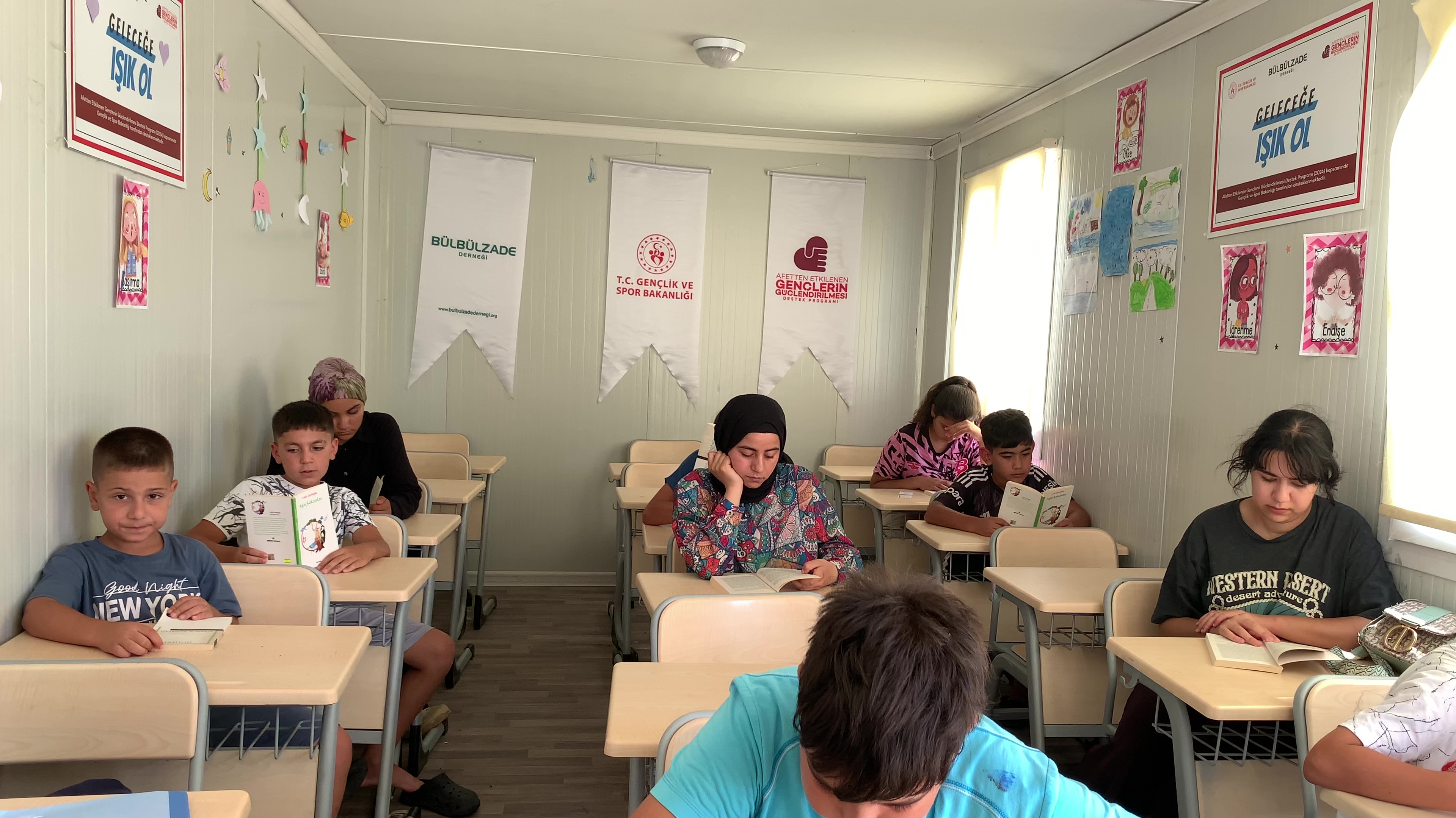 Deprem Bölgesinde Kütüphaneler Hizmete Açıldı